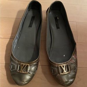 Louis Vuitton logo flats size 9 (39)
